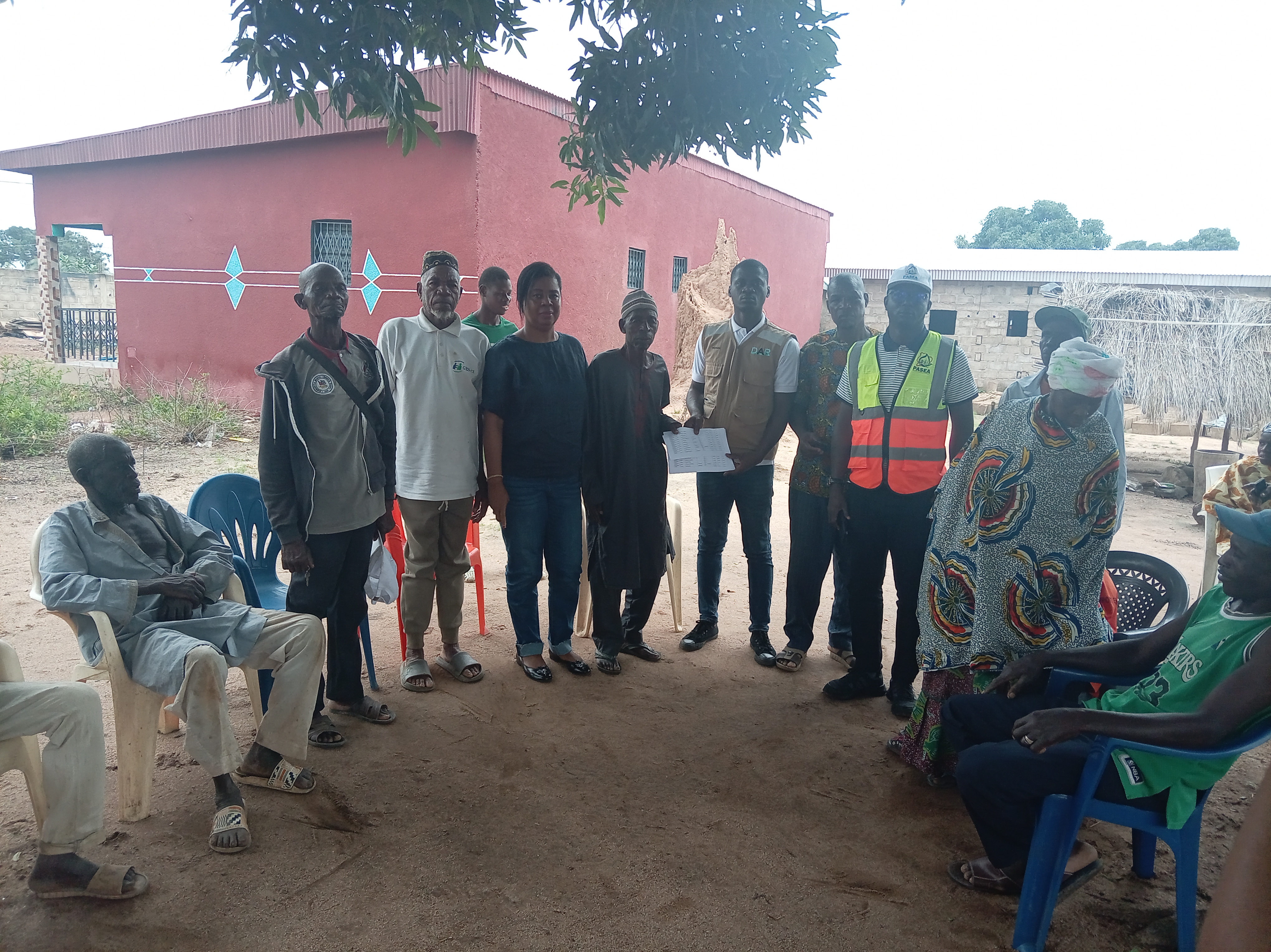 Remise des sites de construction des latrines familiales dans le village de Longo