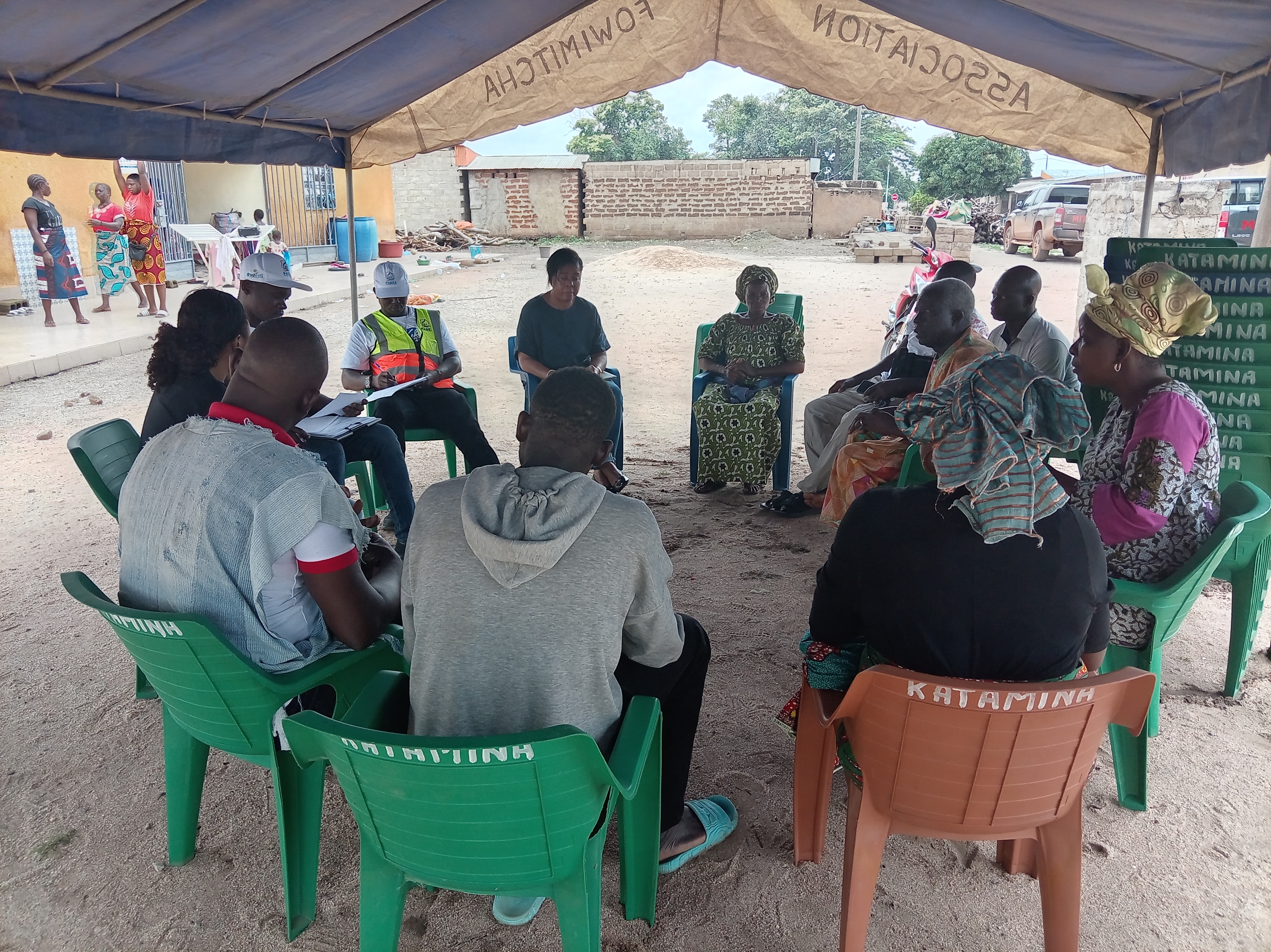 Remise des sites de construction des latrines familiales dans le village de Kanawolo