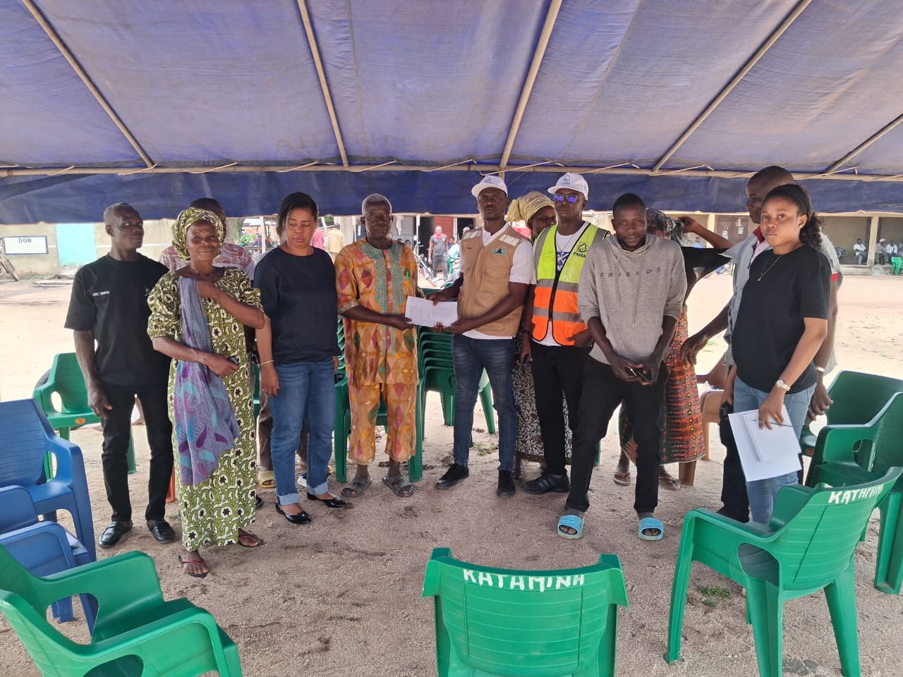 Remise des sites de construction des latrines familiales dans le village de Kanawolo