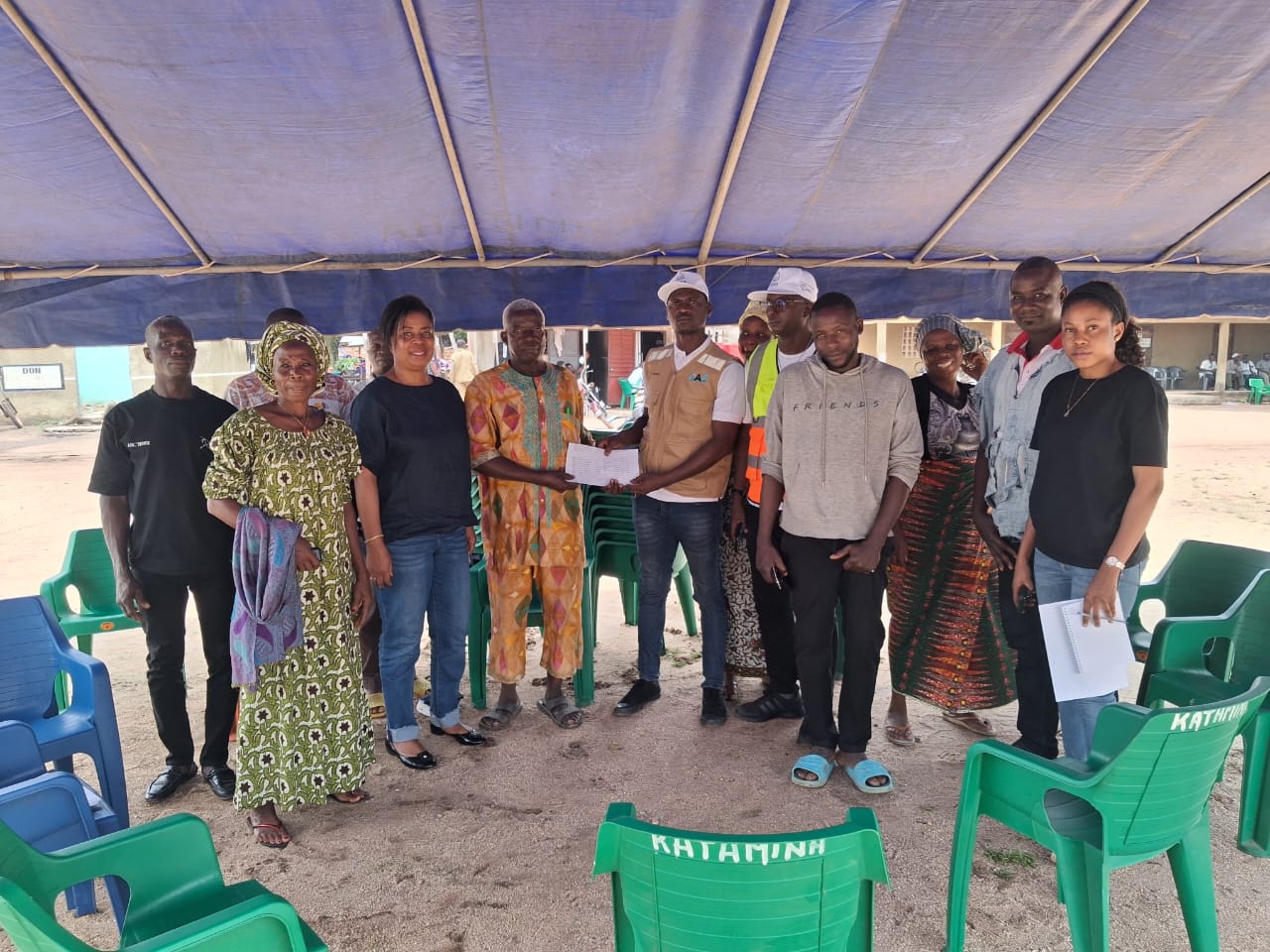 Remise des sites de construction des latrines familiales dans le village de Kanawolo
