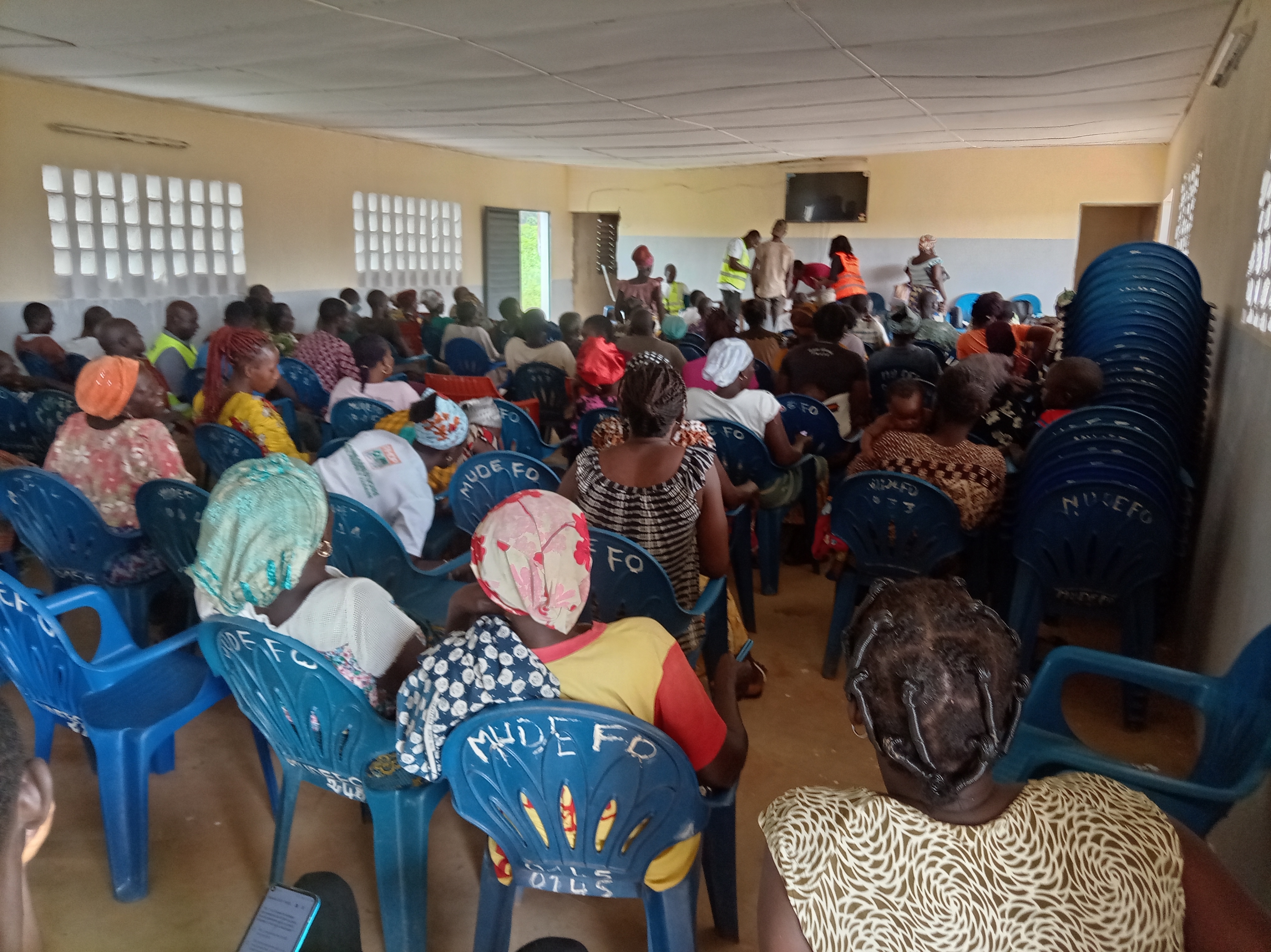 Assemblée générale dans le village de FOLOFONKAHA