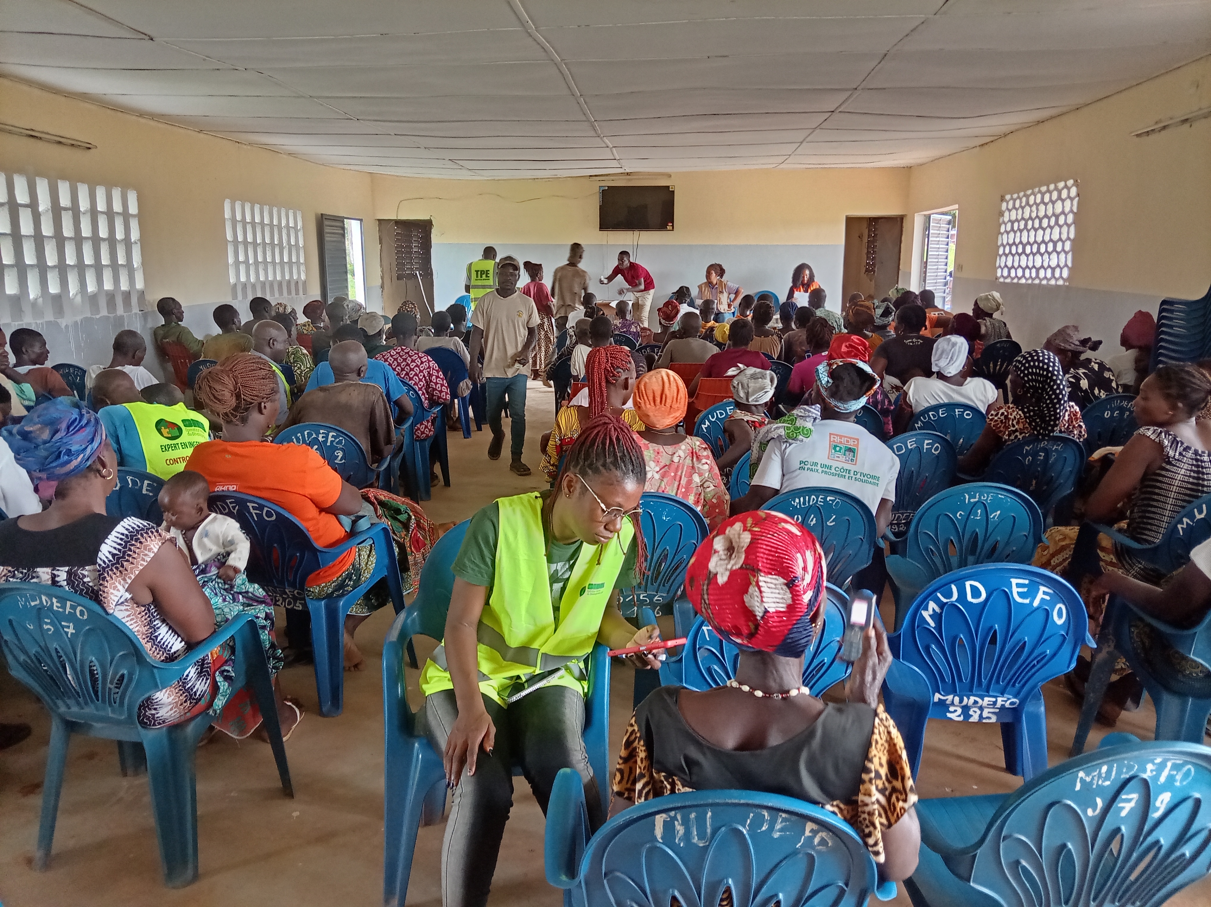 Assemblée générale dans le village de FOLOFONKAHA