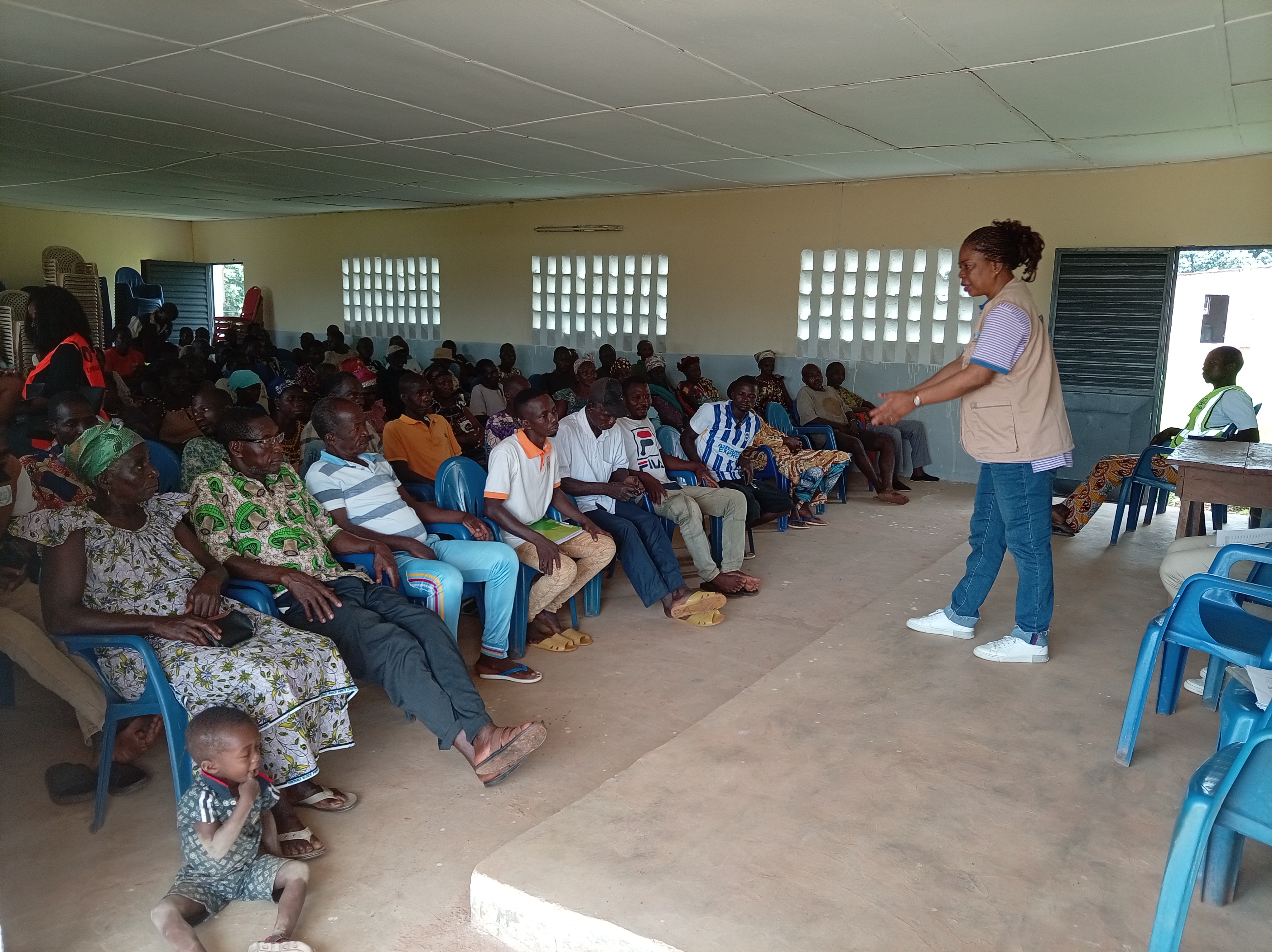 Assemblée générale dans le village de FOLOFONKAHA