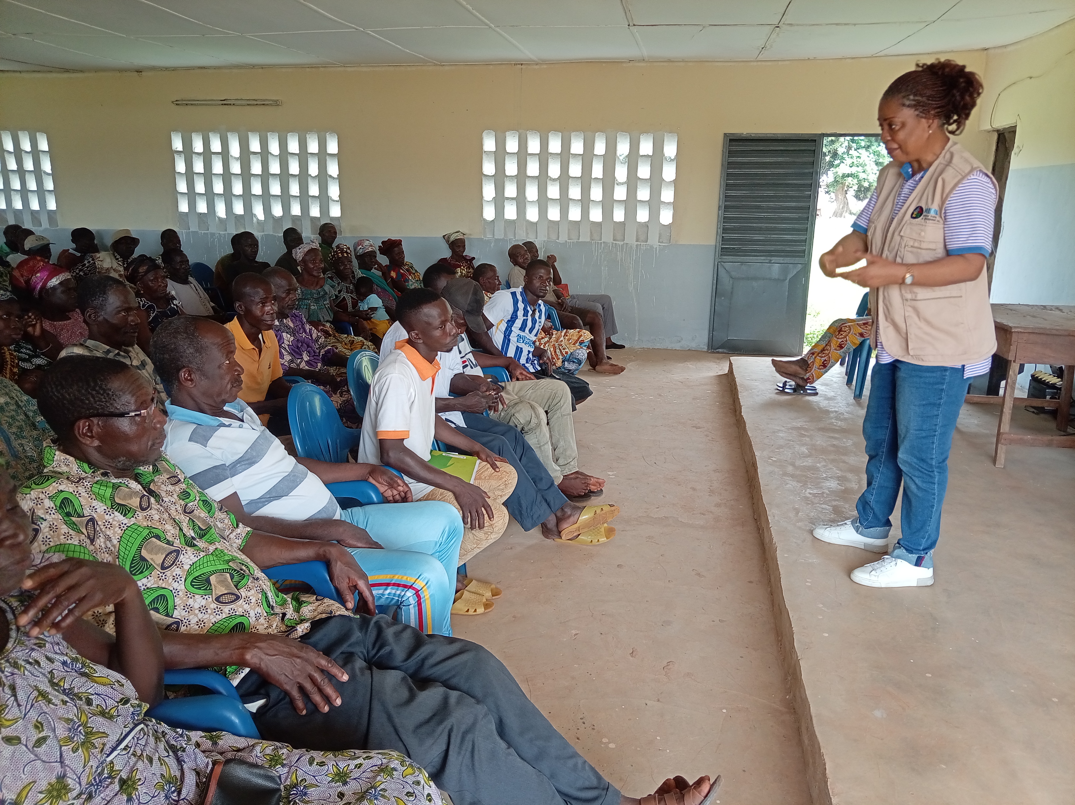 Assemblée générale dans le village de FOLOFONKAHA