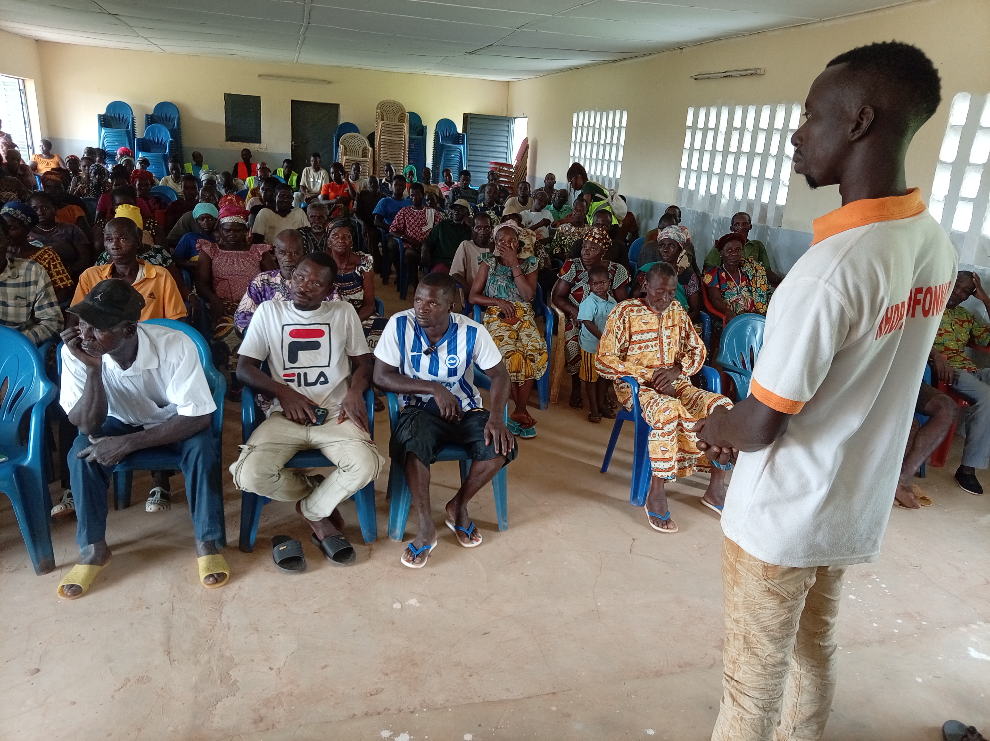 Assemblée générale dans le village de FOLOFONKAHA
