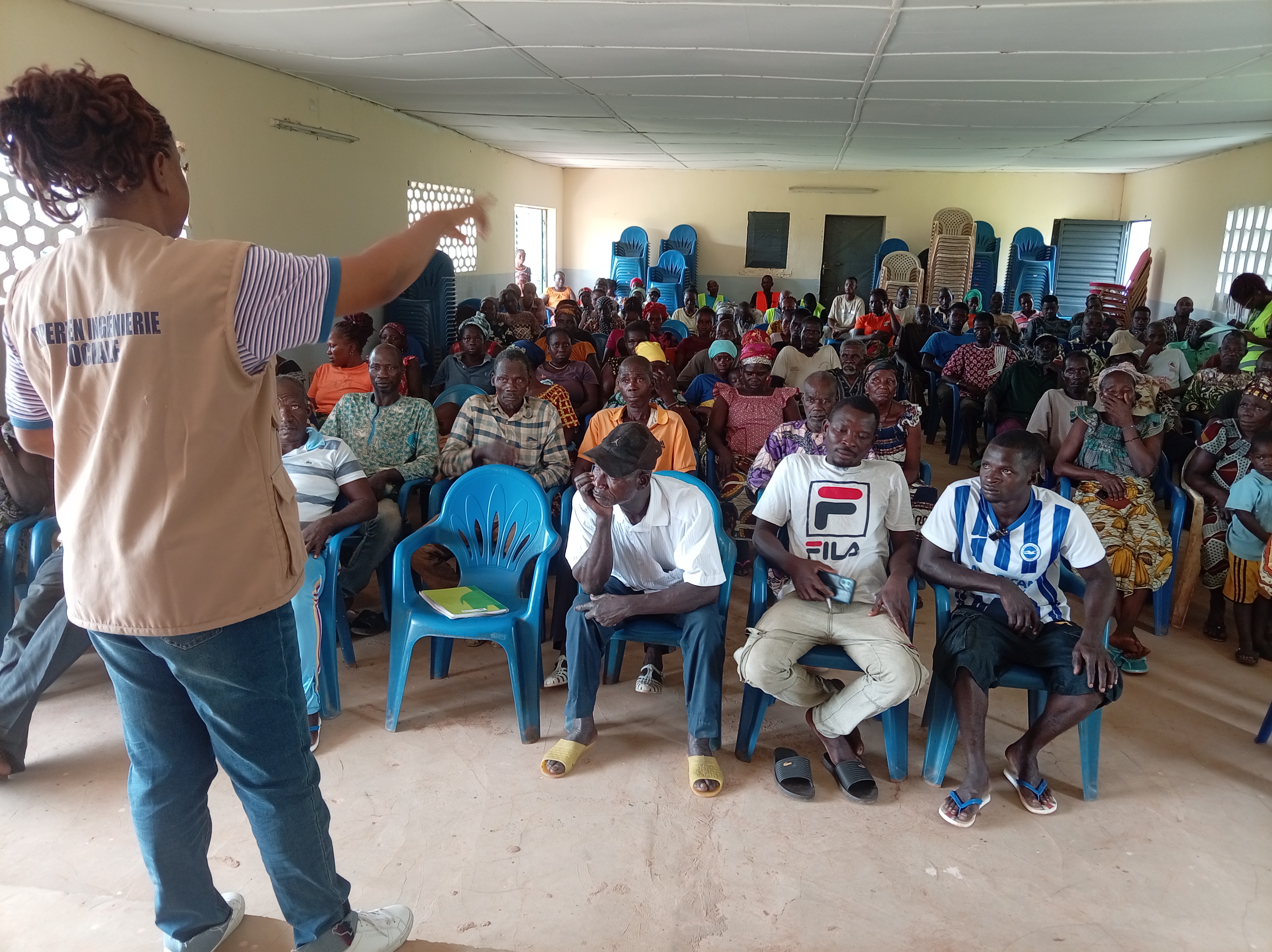 Assemblée générale dans le village de FOLOFONKAHA