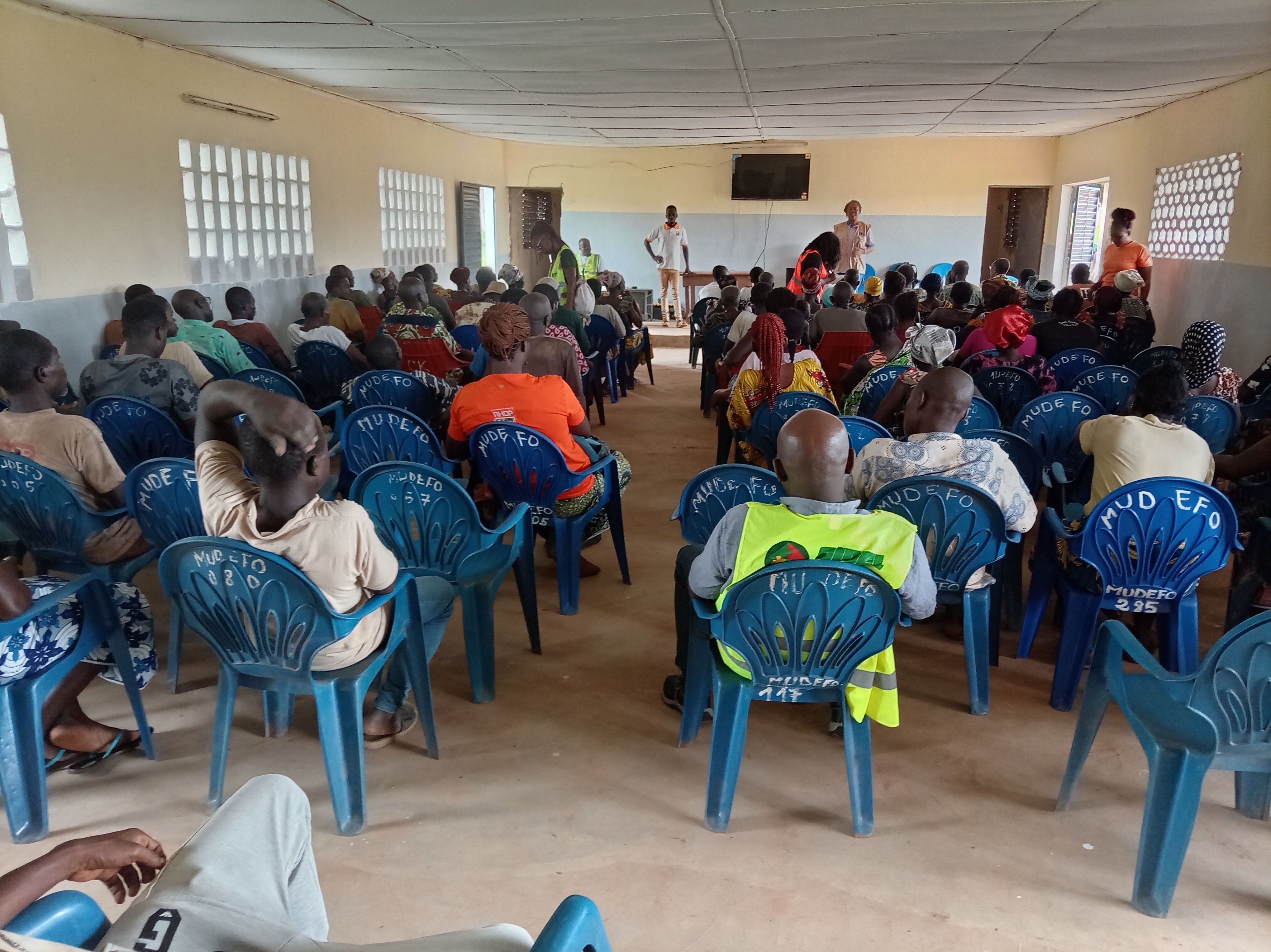Assemblée générale dans le village de FOLOFONKAHA