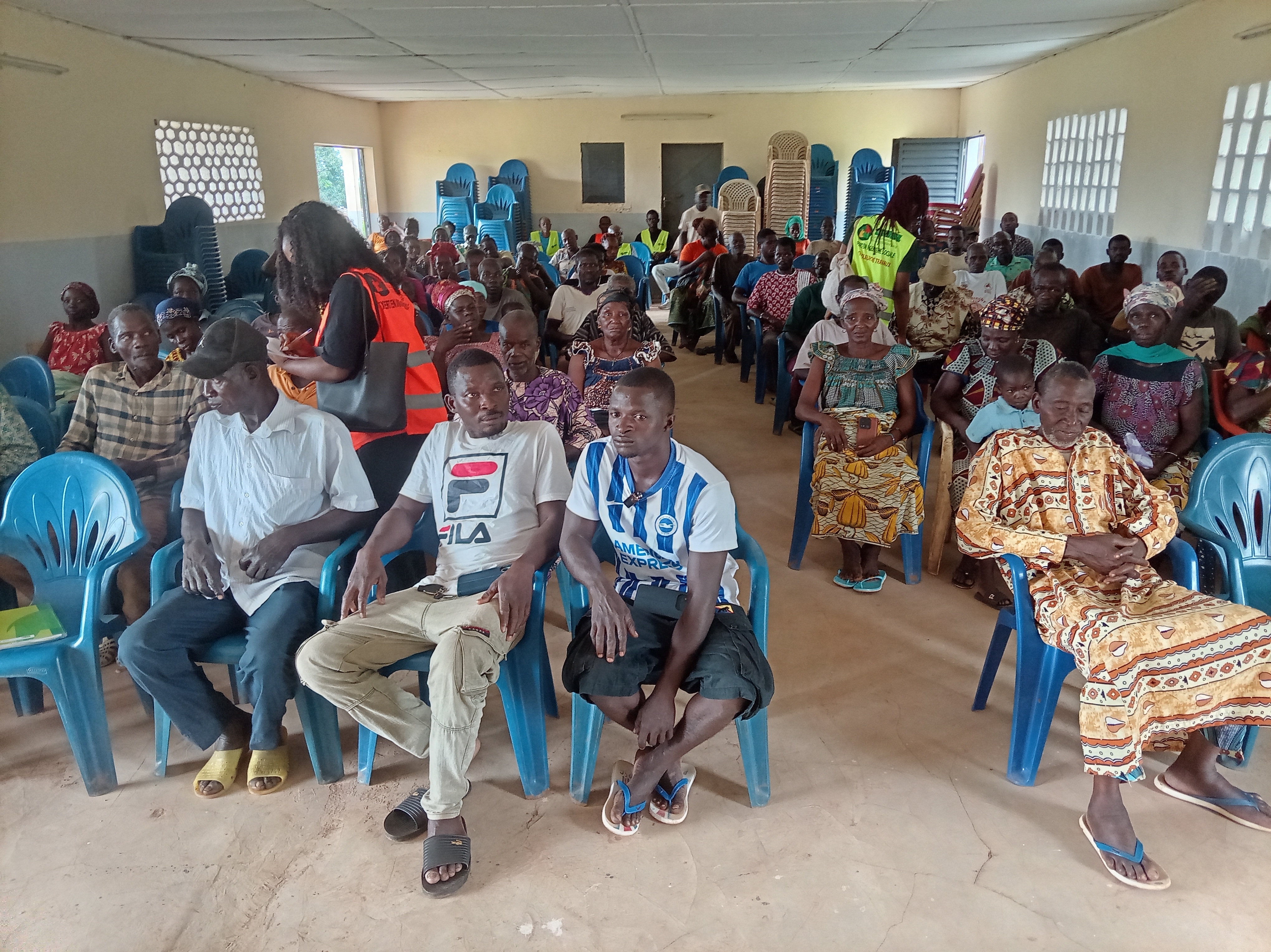 Assemblée générale dans le village de FOLOFONKAHA