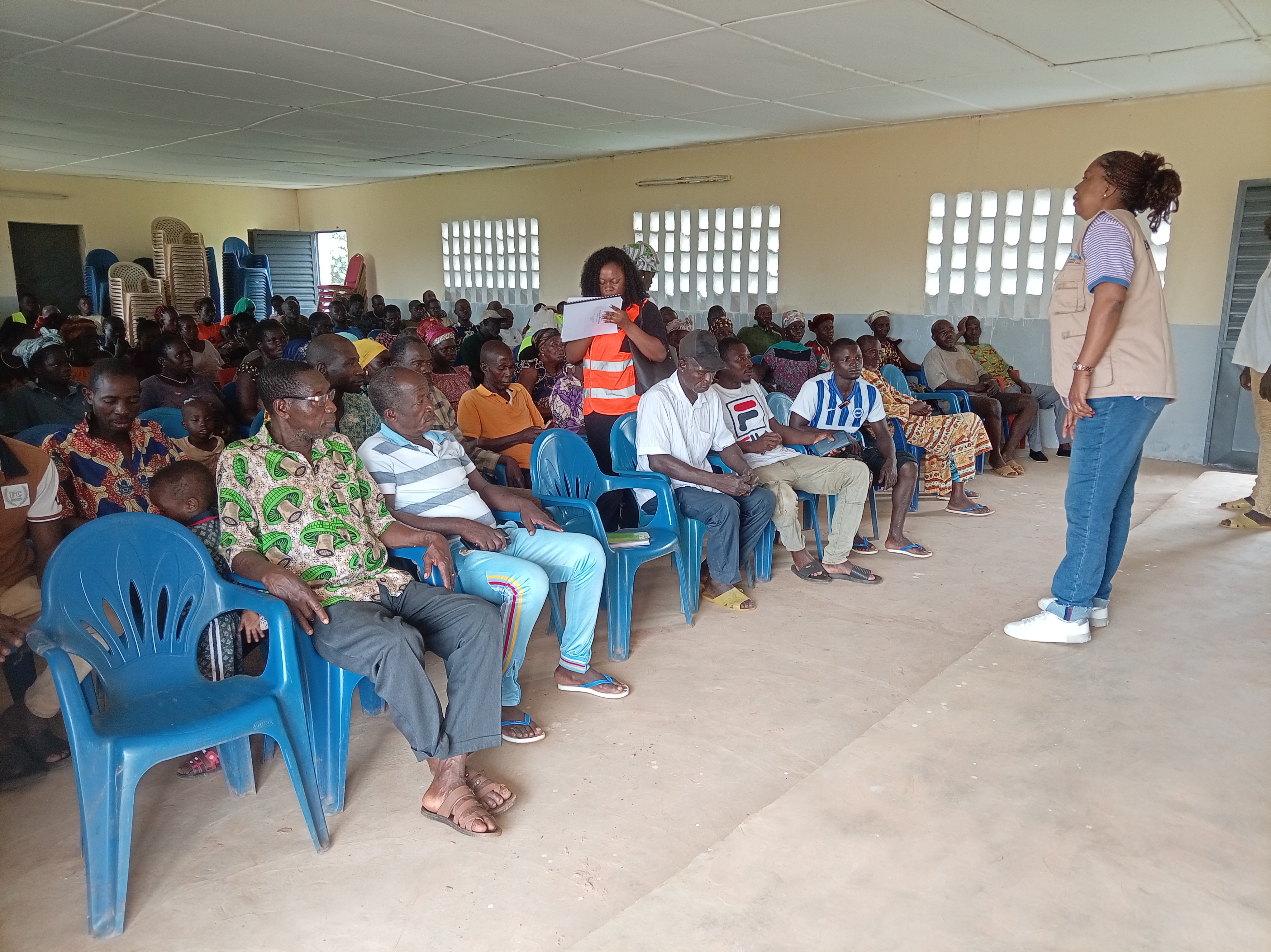 Assemblée générale dans le village de FOLOFONKAHA