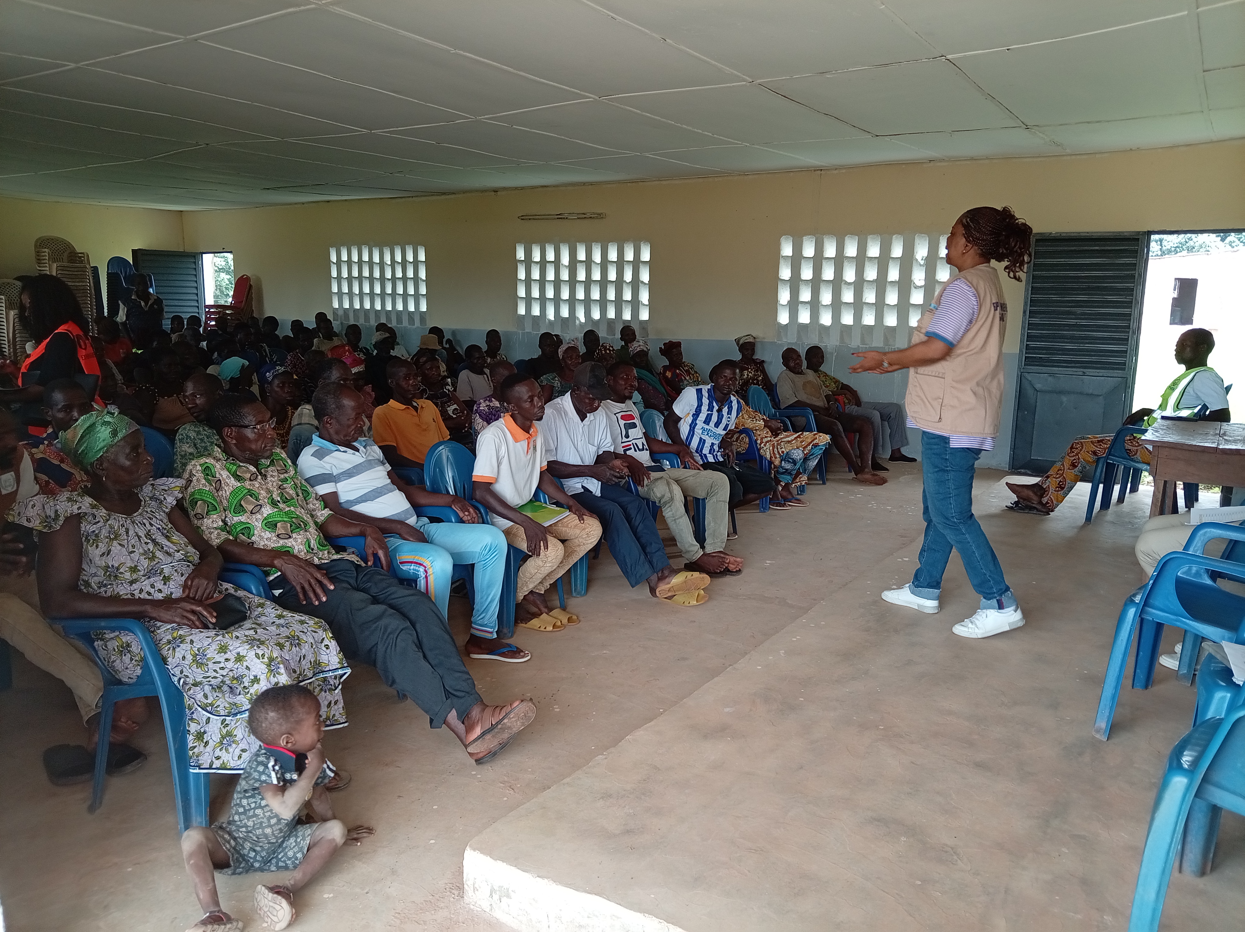 Assemblée générale dans le village de FOLOFONKAHA
