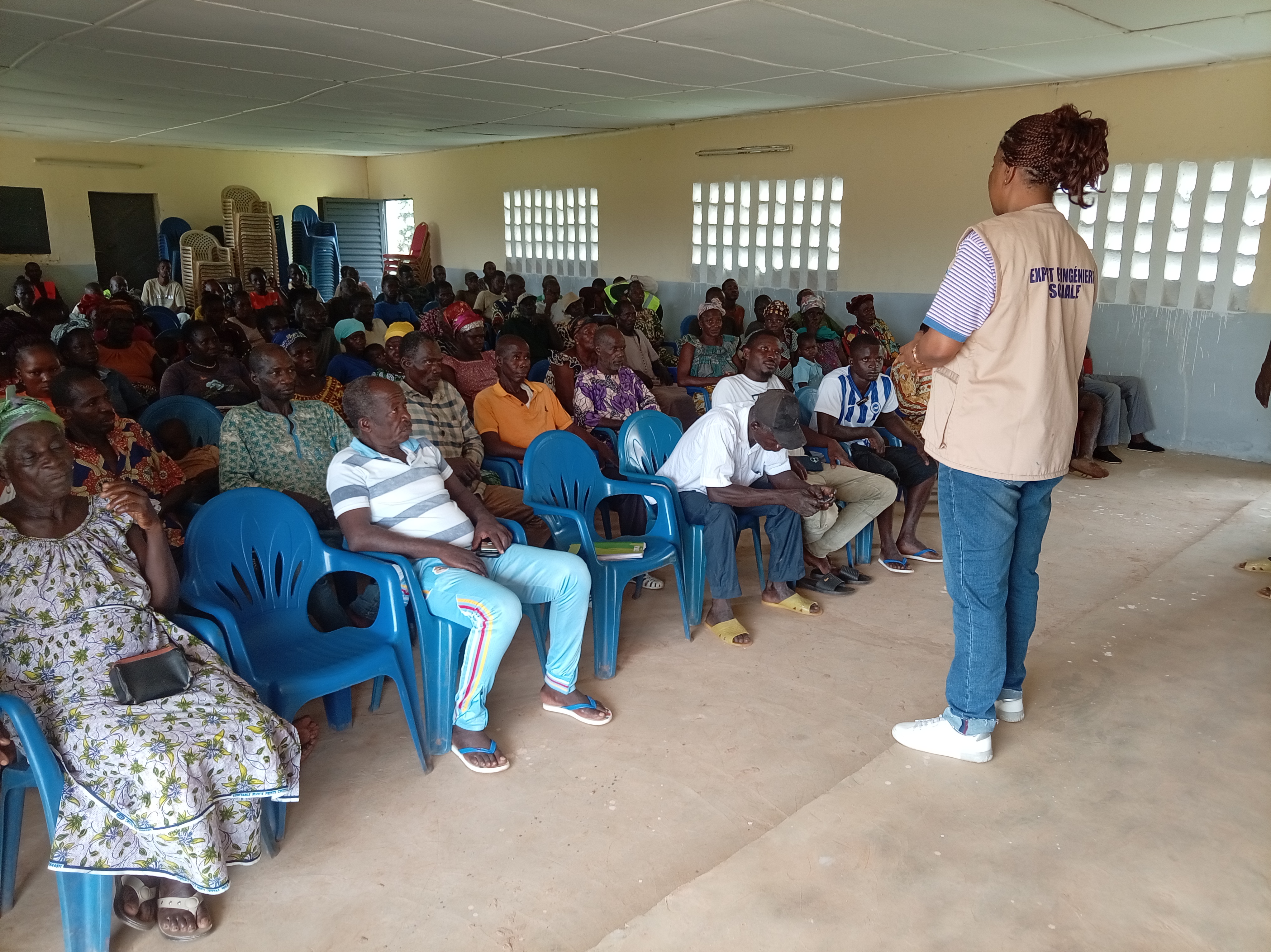 Assemblée générale dans le village de FOLOFONKAHA