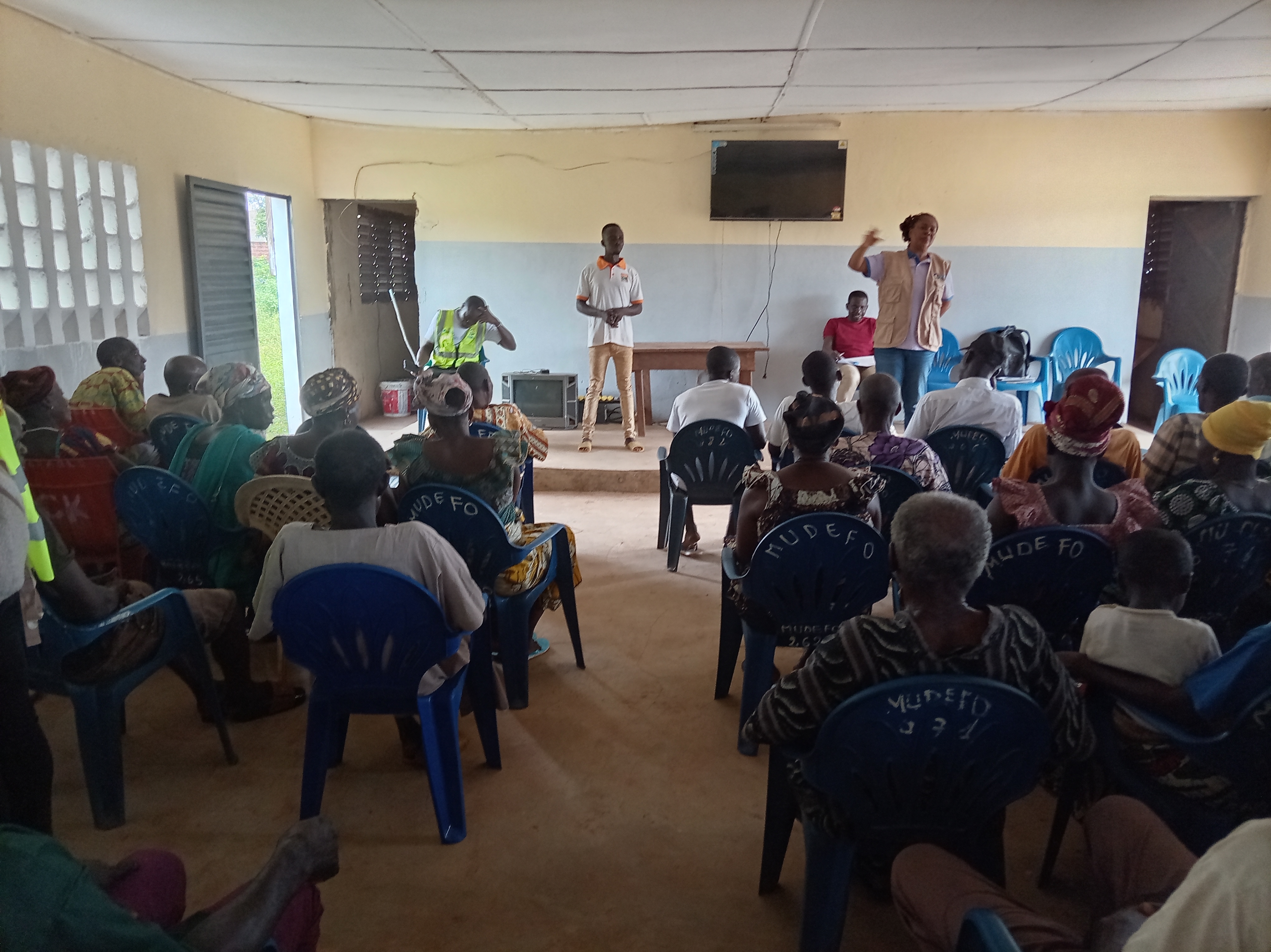 Assemblée générale dans le village de FOLOFONKAHA