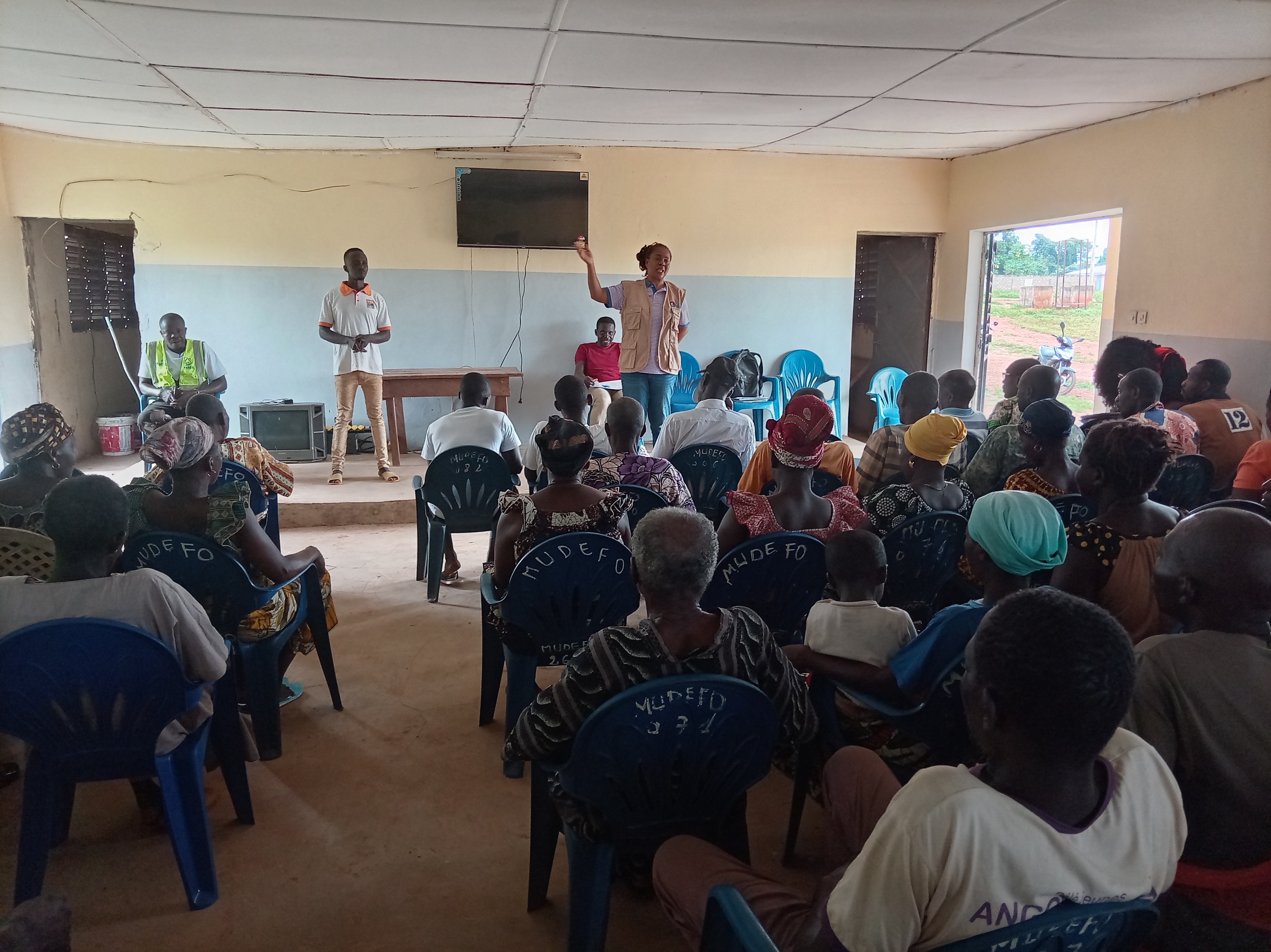 Assemblée générale dans le village de FOLOFONKAHA