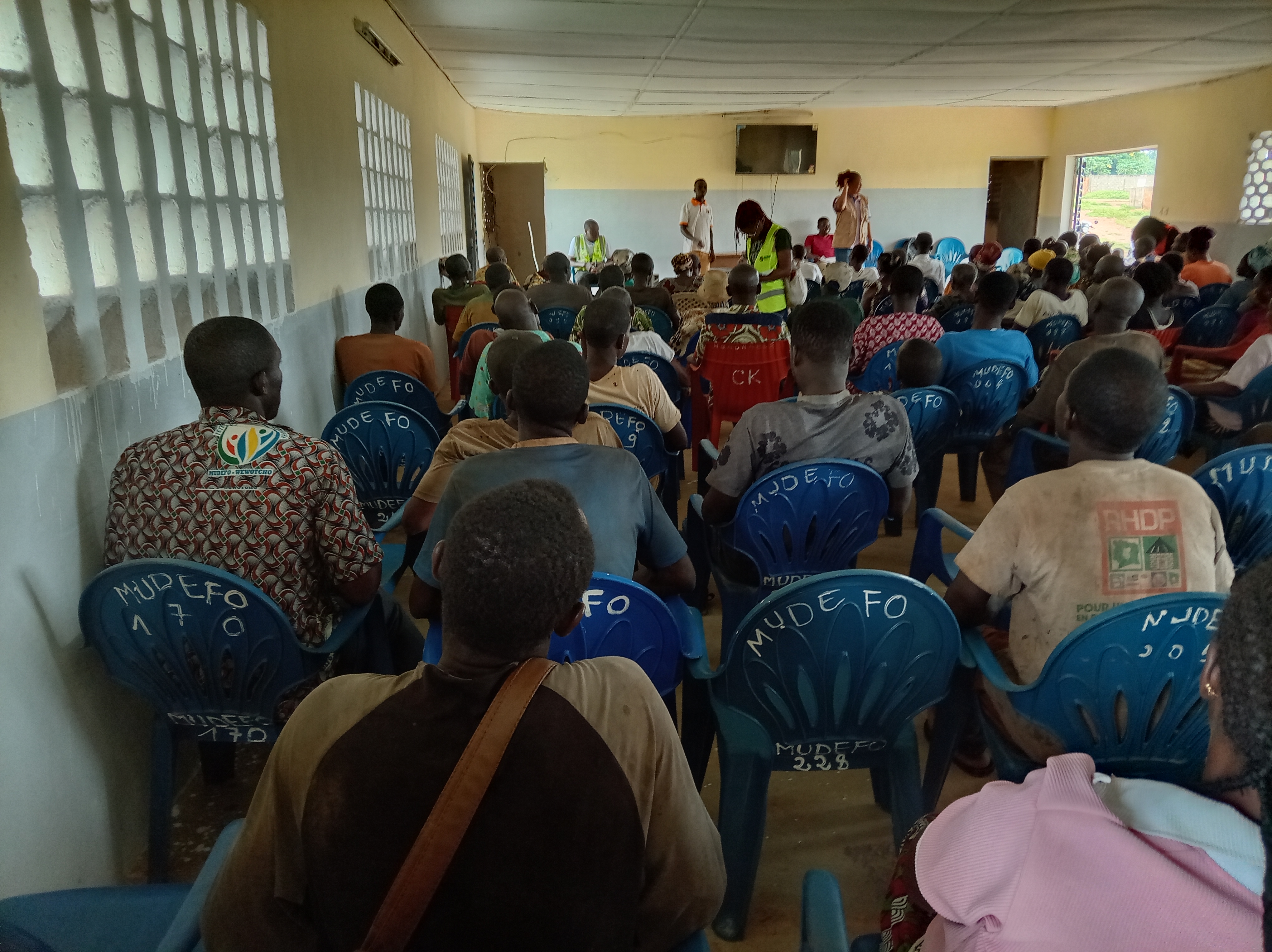 Assemblée générale dans le village de FOLOFONKAHA