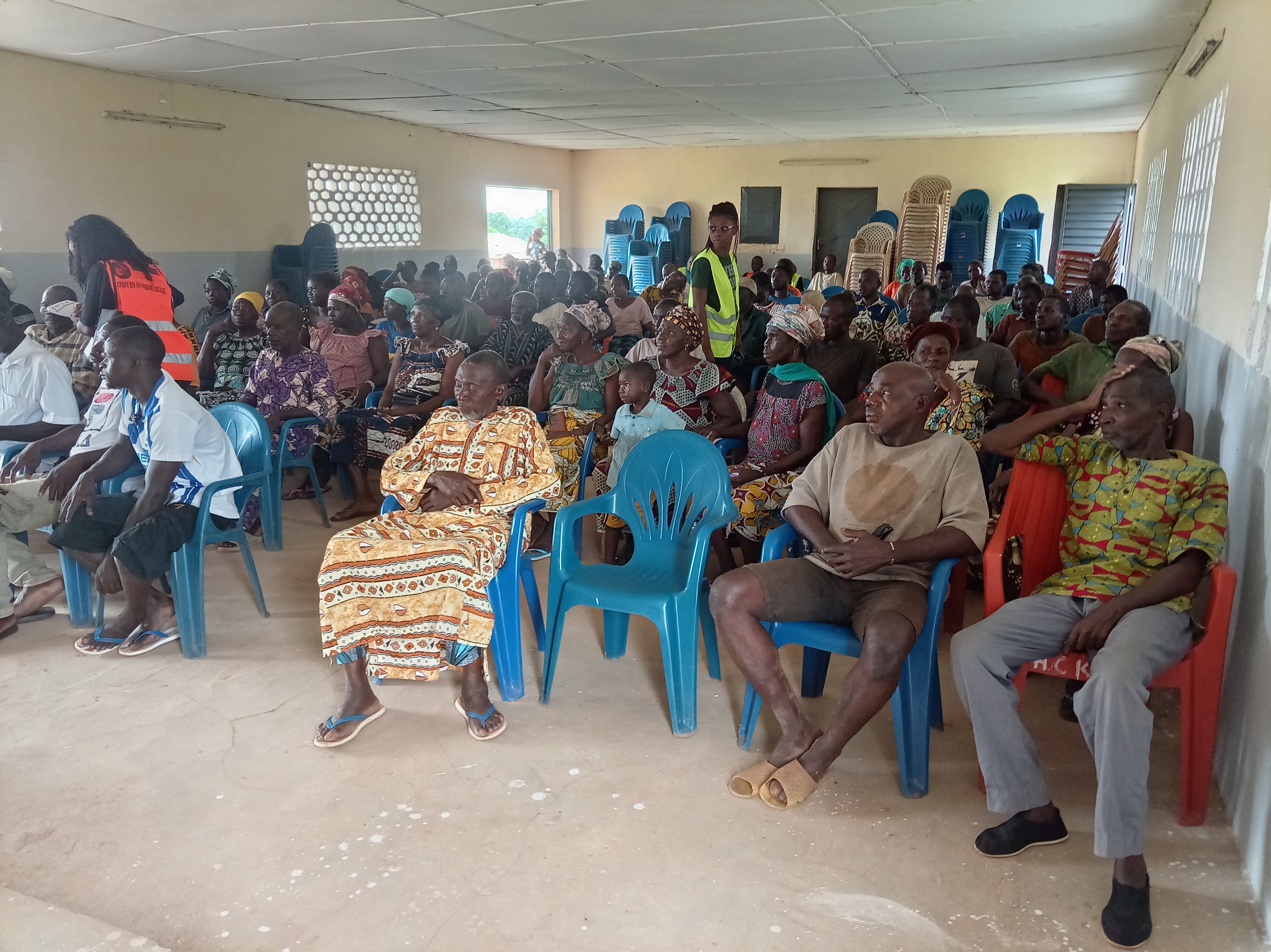 Assemblée générale dans le village de FOLOFONKAHA