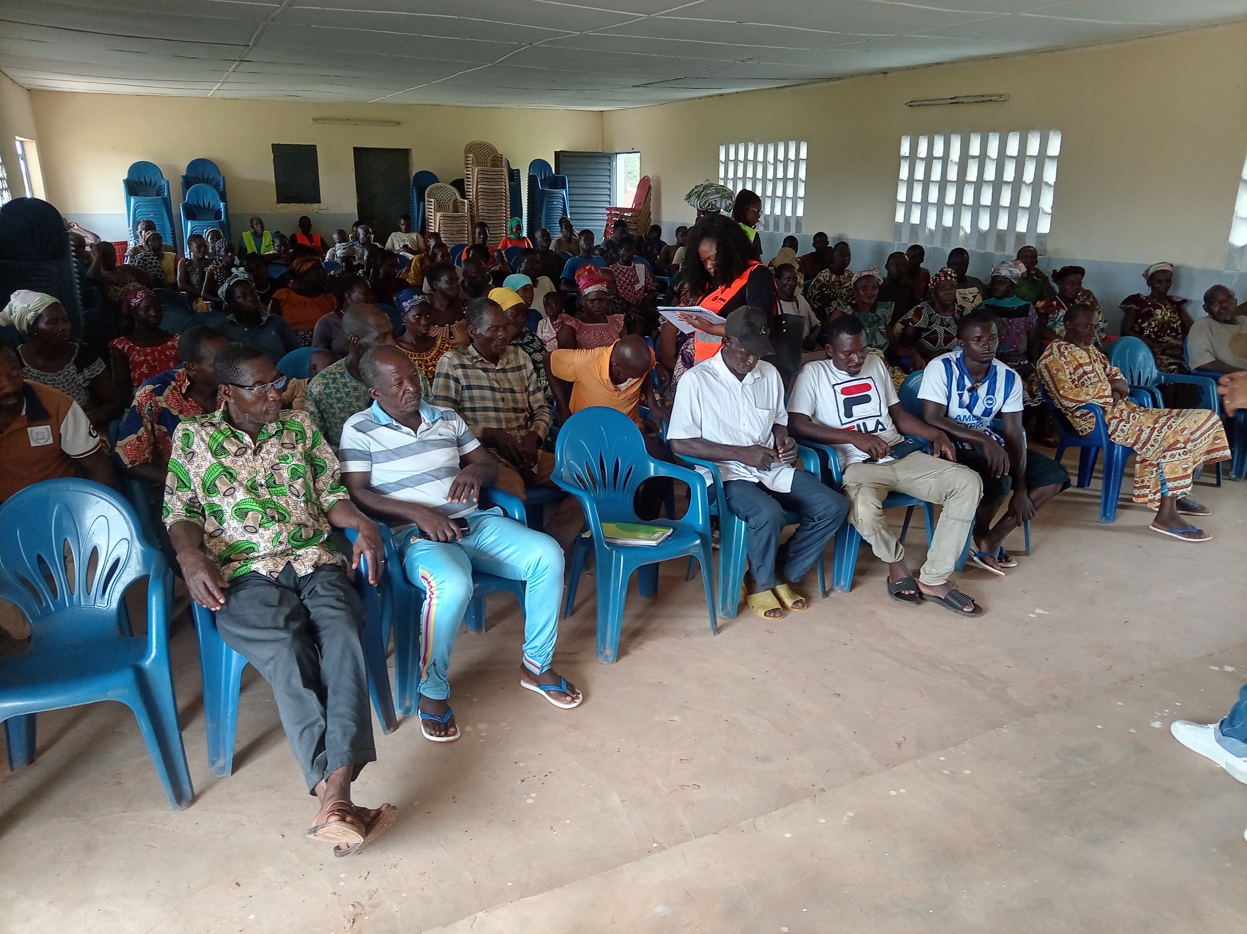 Assemblée générale dans le village de FOLOFONKAHA