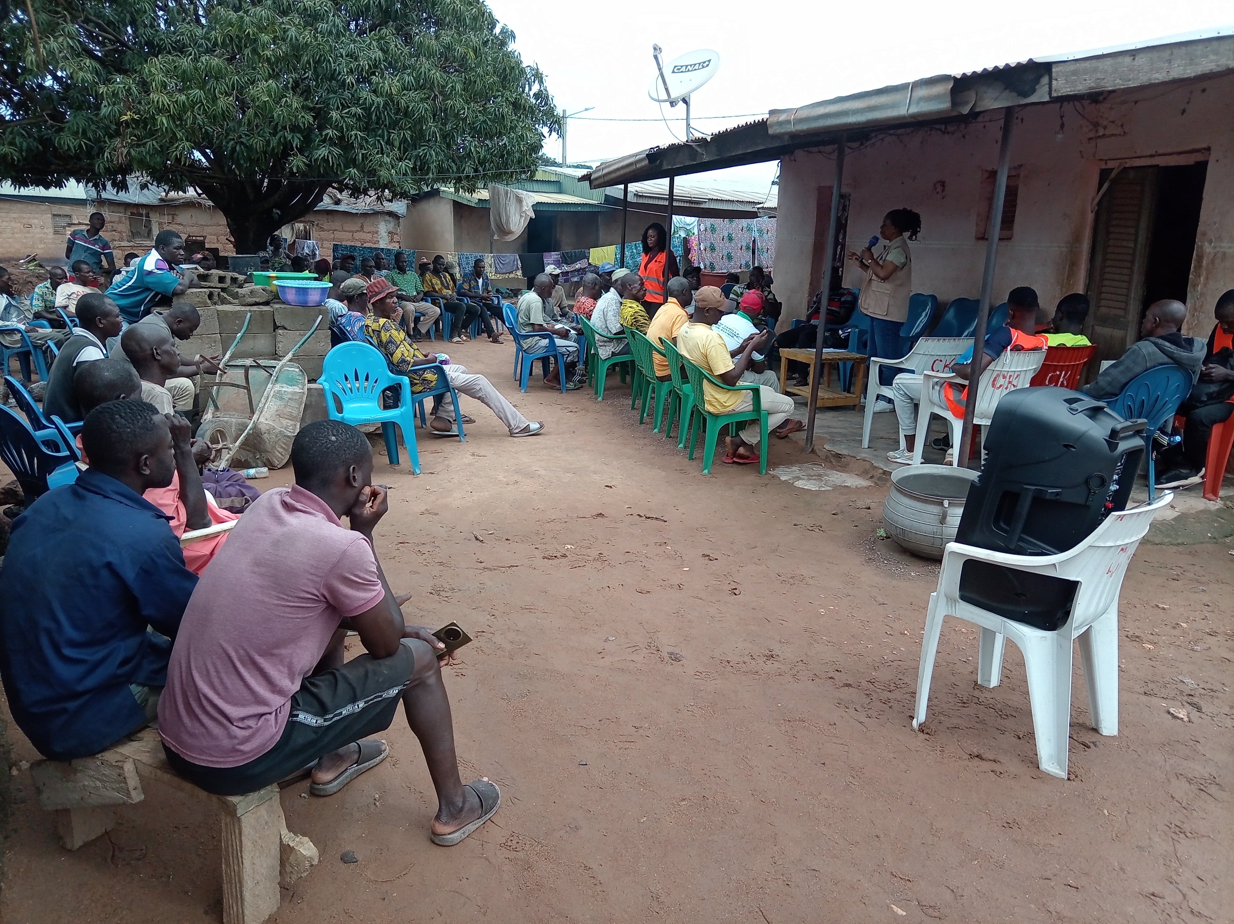 Assemblée générale dans le village de PETIONARA