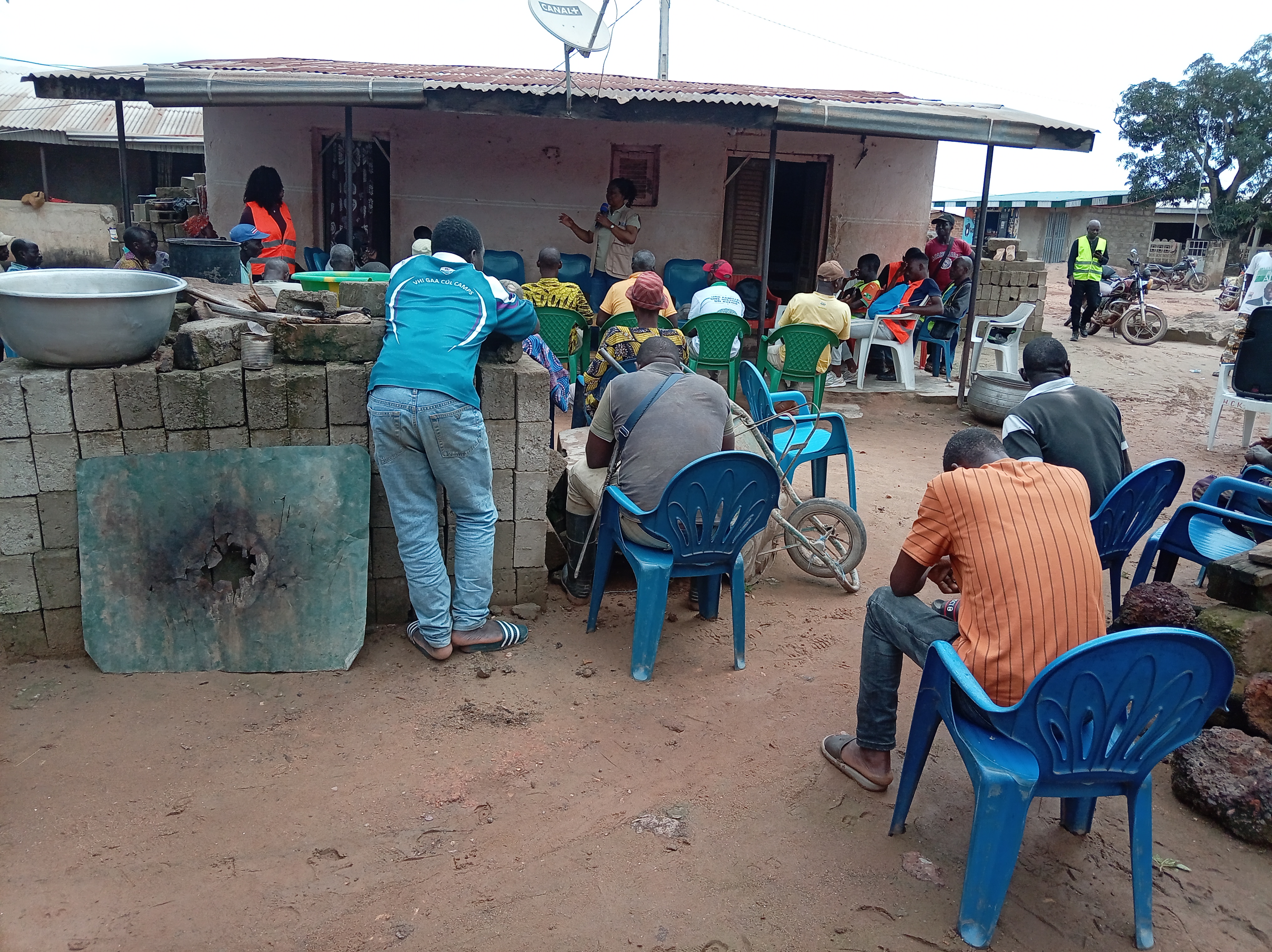 Assemblée générale dans le village de PETIONARA